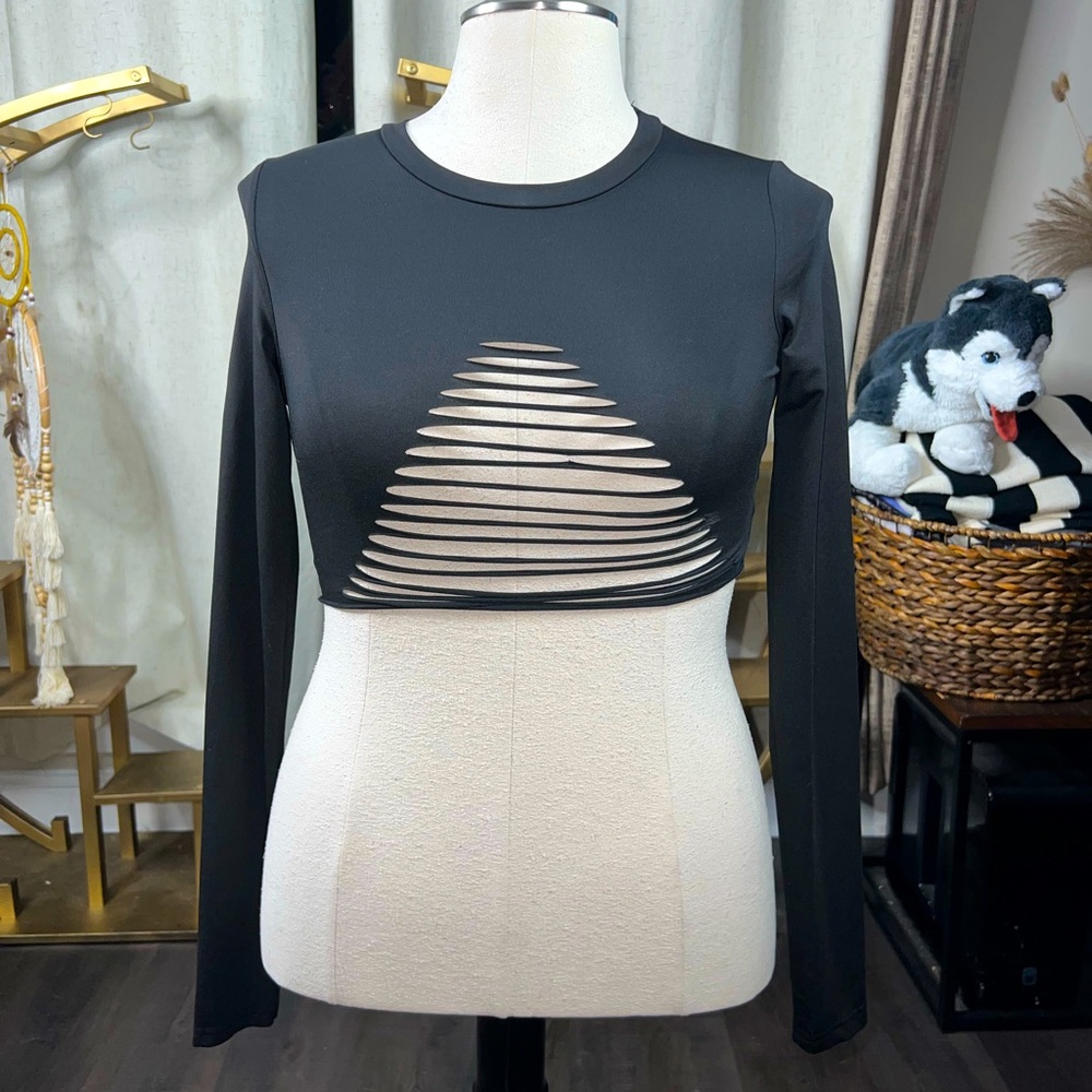 ⚫️ Long sleeve black crop top with cut out front